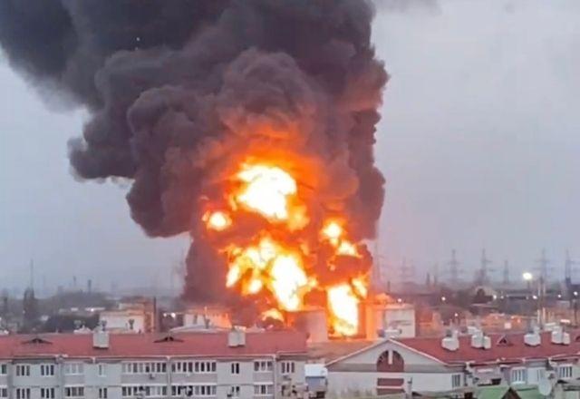 Ucrânia bombardeia depósito de gasolina na Rússia