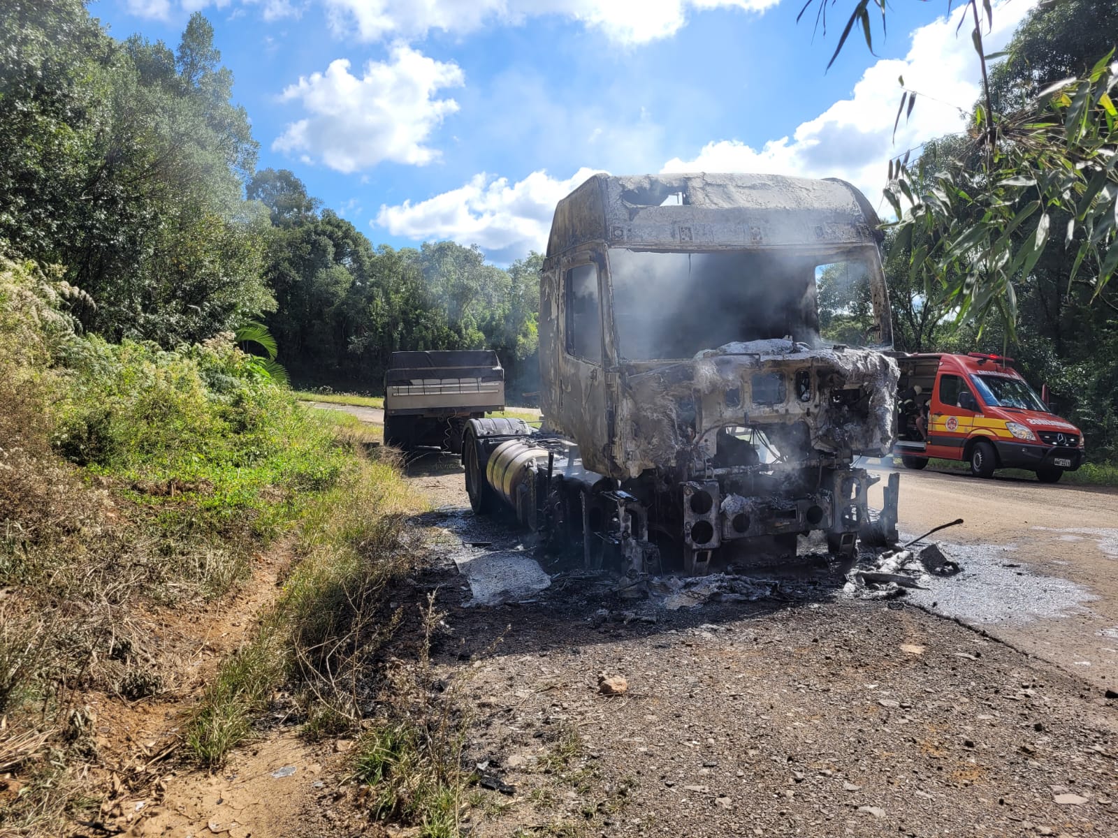 Veículo de carga fica em chamas na BR-153. Foto: CBMSC/Divulgação