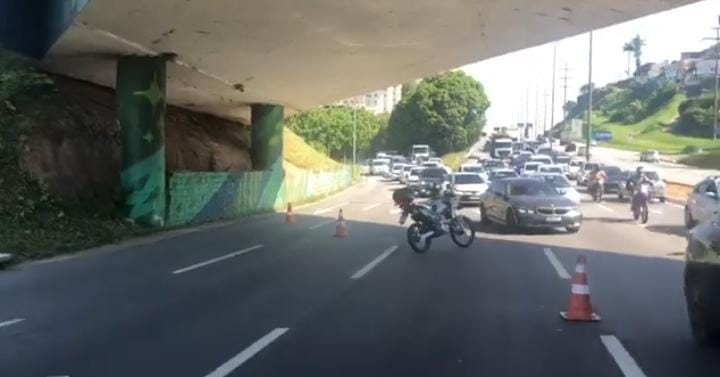 Colisão entre motocicleta e bicicleta deixa trânsito lento. Foto: Reprodução/YouTube