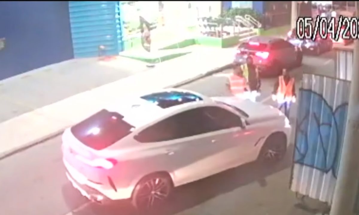 VÍDEO: Homem revela truque de estacionamento usado por montadora de carros  e viraliza na web