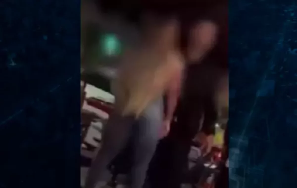 Mulheres brigam em bar e uma delas tem o cabelo arrancado