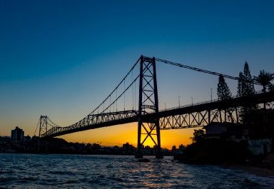 Ponte Hercílio Luz completa 96 anos de fundação