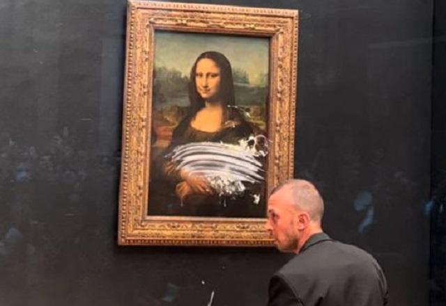 Obra Mona Lisa, após ser alvo de vândalo, no Louvre | Reprodução

