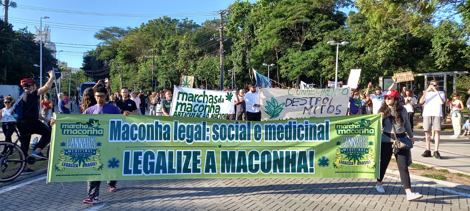 Cerca de 300 pessoas participaram da Marcha da Maconha em Florianópolis
