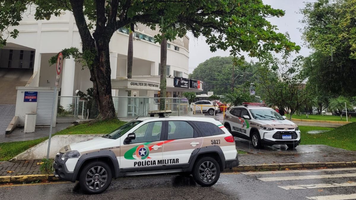 Criminosos arrombam agência bancária e furtam armas em Florianópolis