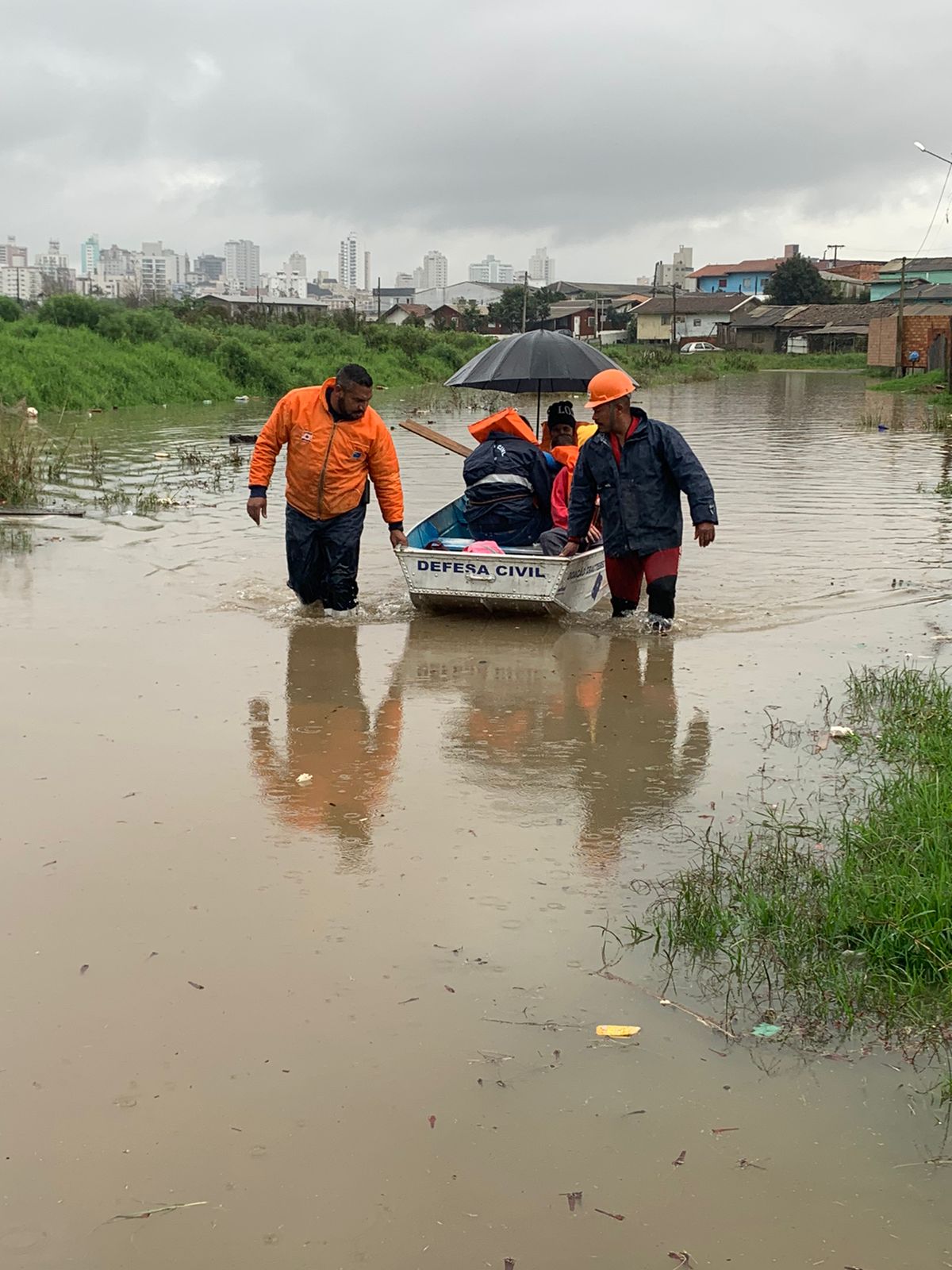 Pessoas são retiradas de suas casas por conta da chuva em Lages