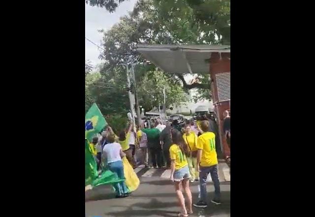 Em um primeiro vídeo, o carro tenta passar por uma portaria enquanto os manifestantes se posicionam à frente do local e entoam fora, PT | Foto: Reprodução/Twitter