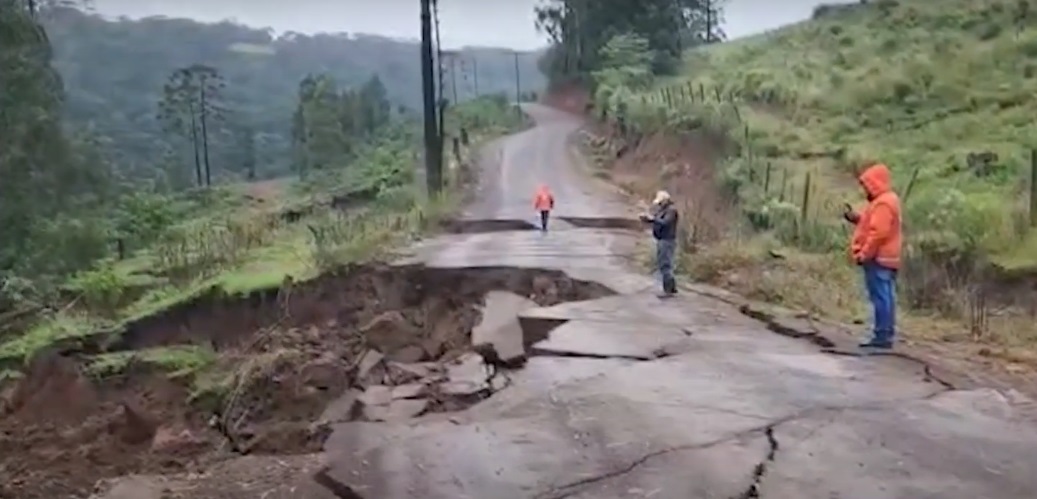 Estrada destruída por deslizamento em São Joaquim está em reconstrução