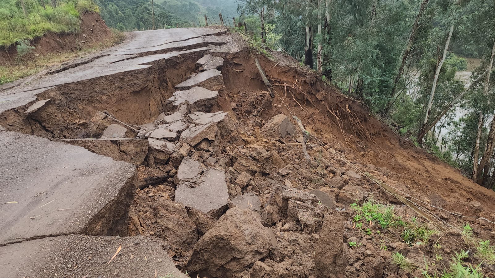 Deslizamento destrói estrada na localidade do Luizinho em São Joaquim