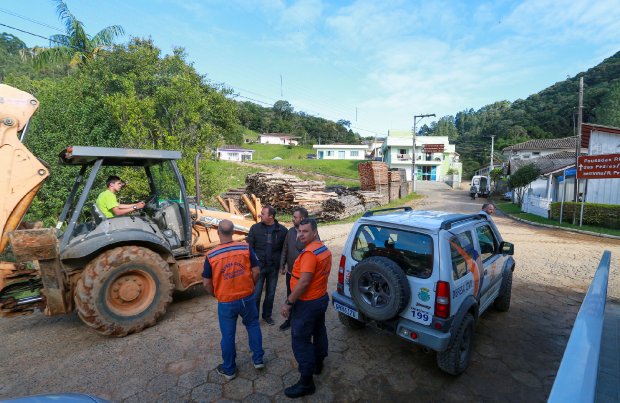 Governo diz que vai auxiliar municípios a construir casas para atingidos pelas chuvas