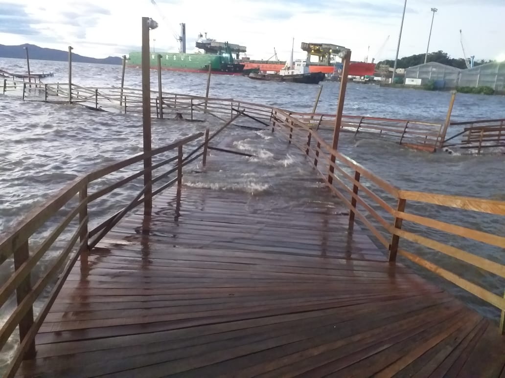 Maré alta destrói deck e suspende travessia de ferry boat no Norte de SC