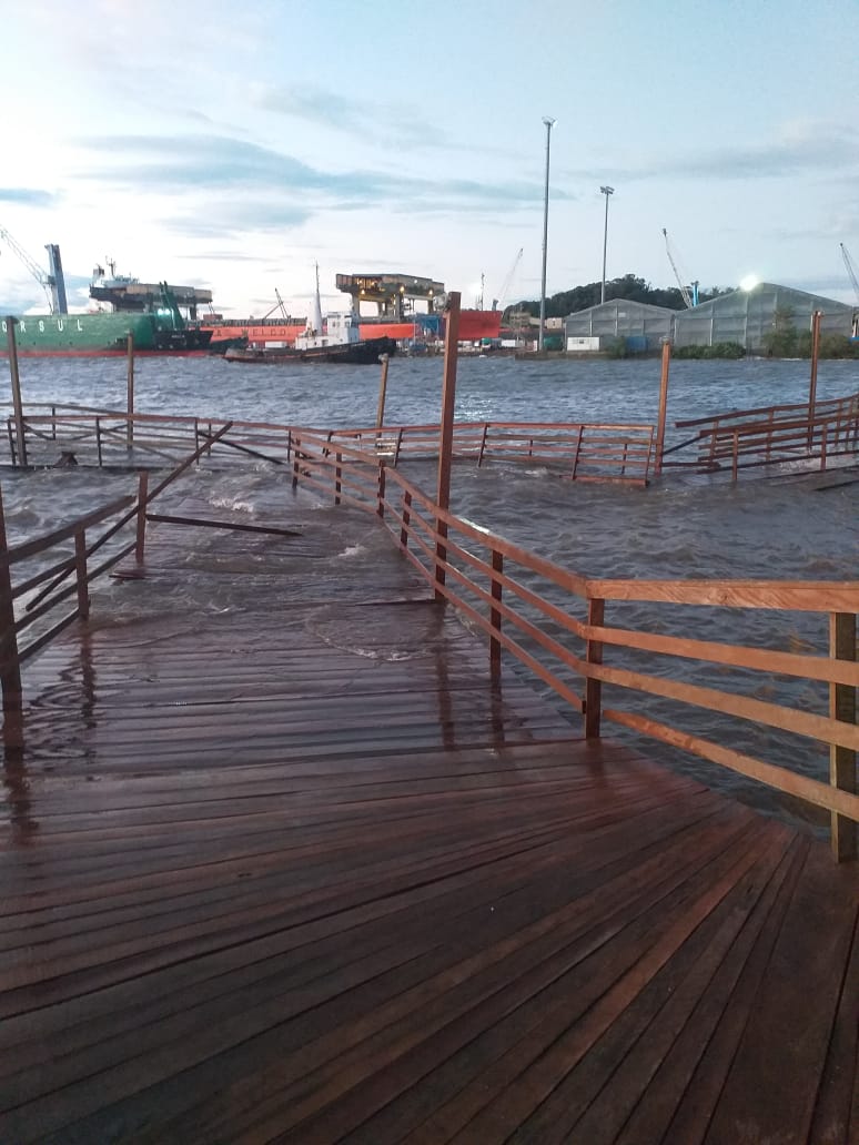 Maré alta destrói deck e suspende travessia de ferry boat no Norte de SC