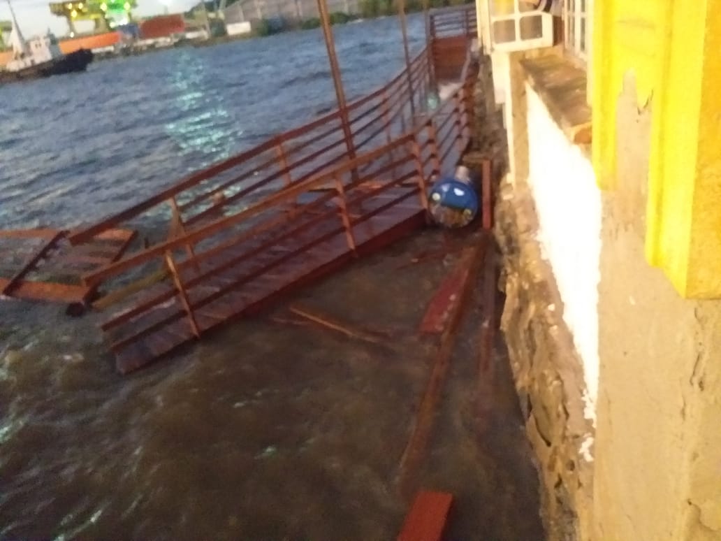 Maré alta destrói deck e suspende travessia de ferry boat no Norte de SC