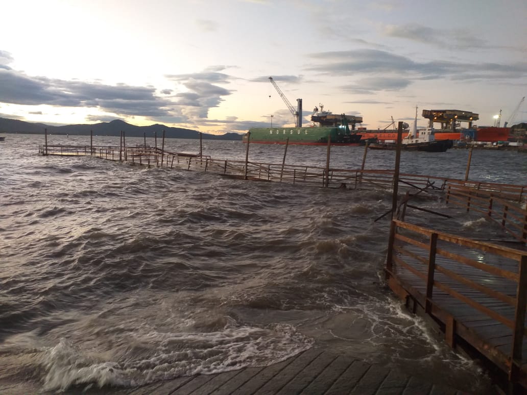 Maré alta destrói deck e suspende travessia de ferry boat no Norte de SC