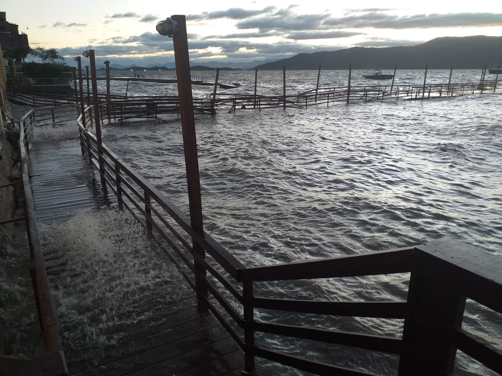Maré alta destrói deck e suspende travessia de ferry boat no Norte de SC