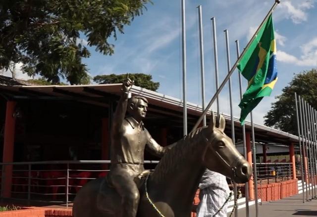 No monumento, o chefe do Executivo federal aparece montado em um cavalo | Foto: Divulgação/Fenasoja