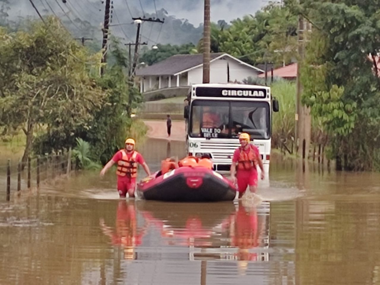 Ônibus escolar fica ilhado com 18 crianças dentro no Vale do Itajaí