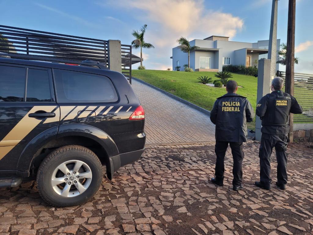 PF sequestra R$1,6 milhões em carros de organização criminosa de SC