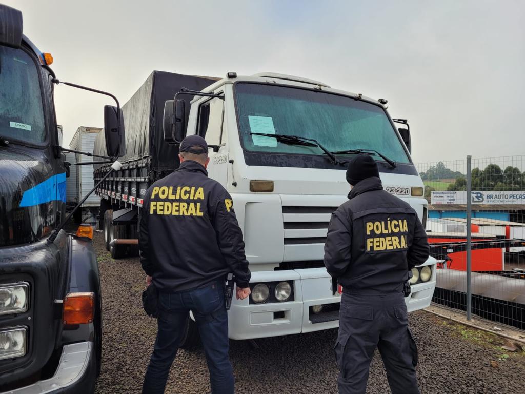 PF sequestra R$1,6 milhões em carros de organização criminosa de SC