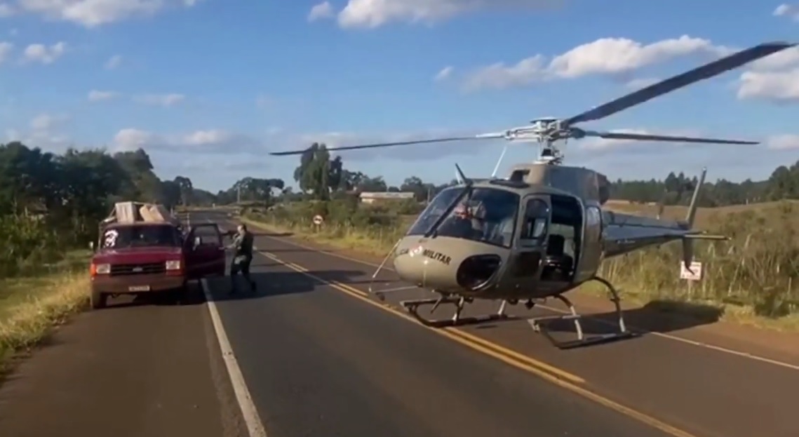 Vídeo: PM de SC pousa helicóptero em rodovia para deter caminhonete suspeita