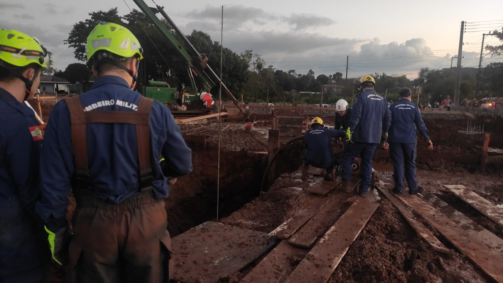 VÍDEO: Operação tenta resgatar trabalhador morto soterrado por concreto no Oeste de SC