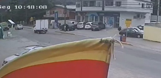 Vídeo mostra ação dos criminosos durante assalto a cooperativa em Blumenau
