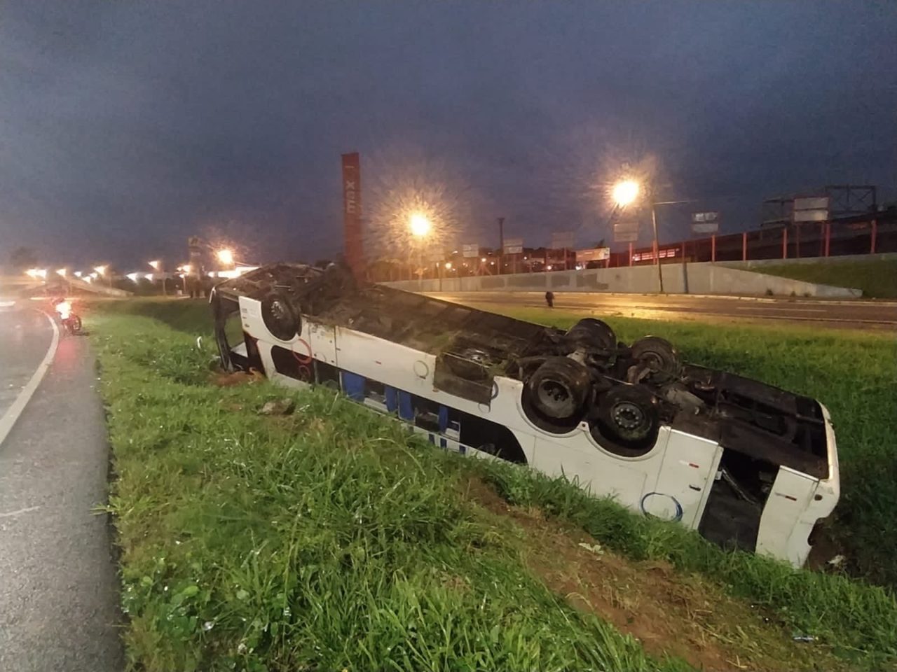 Ônibus da torcida do Avaí é encontrado tombado na Via Expressa, em Florianópolis