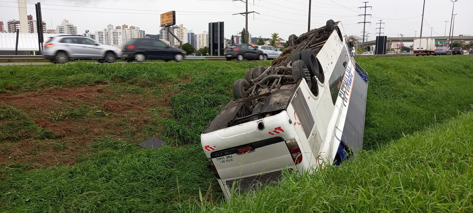 Ônibus tombou na volta, já sem as passageiras | Foto: SCC SBT