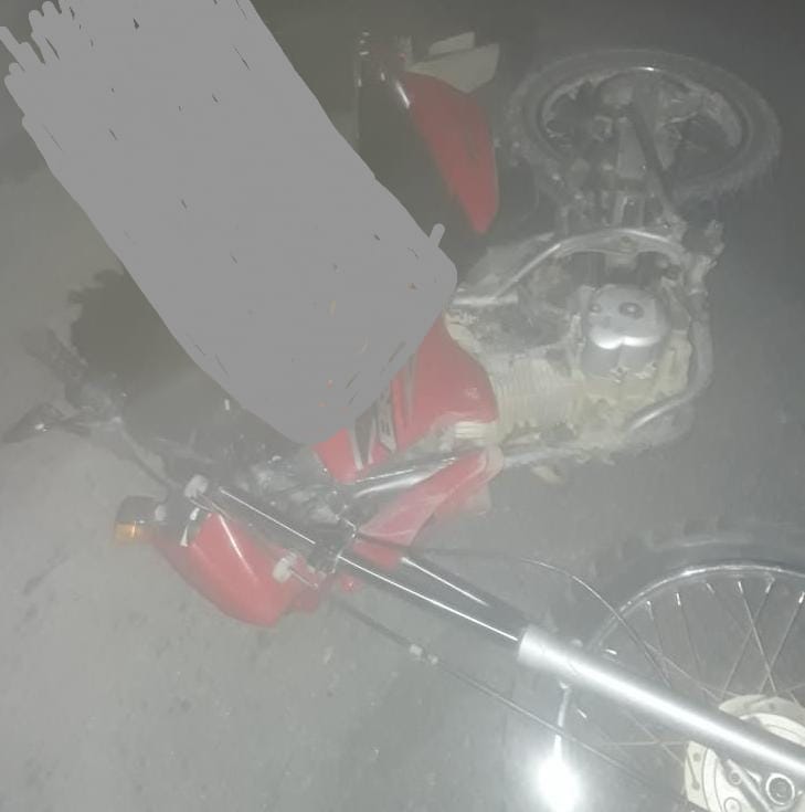 Motocicleta envolvida em acidente na BR-282 | Foto: 5º BBM