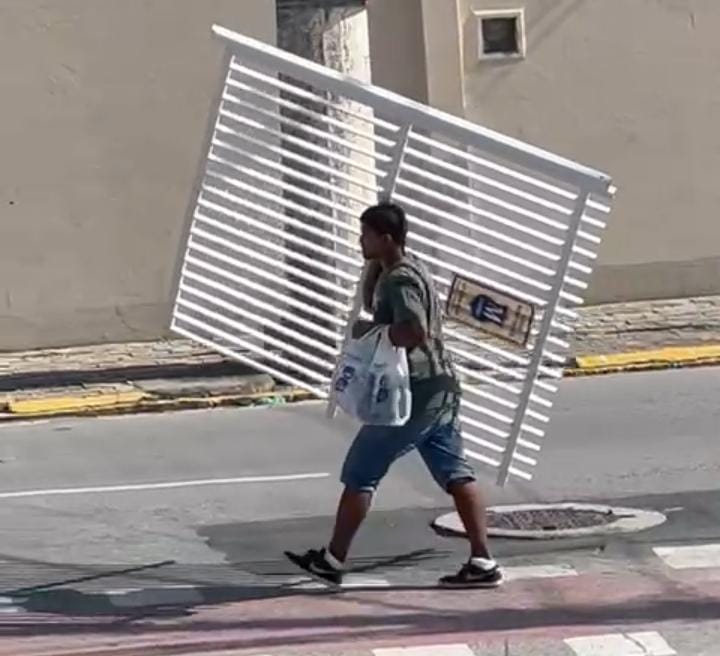 Vídeo: Polícia de Itajaí prende o bandido do portão
