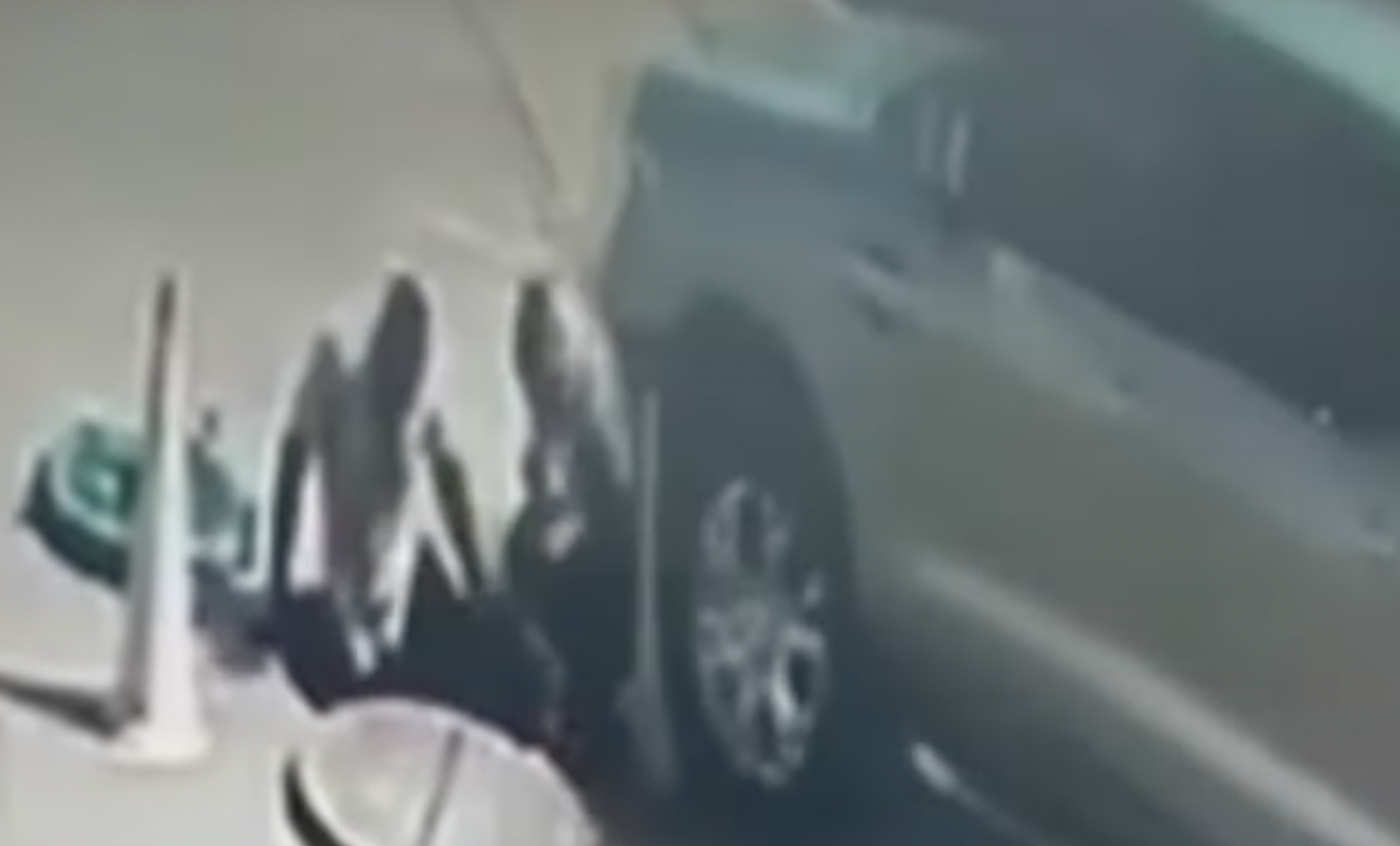 VÍDEO: caminhonete atropela dois trabalhadores em posto de gasolina
