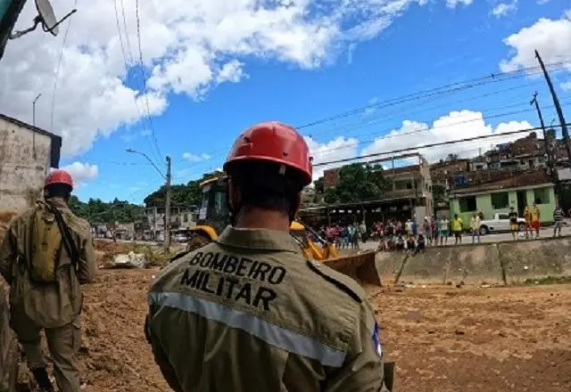 Equipes trabalham no resgate dos feridos e na busca por desaparecidos, em Recife | DIVULGAÇÃO/DJAIR PEDRO/SEI/PE. Via SBT News

