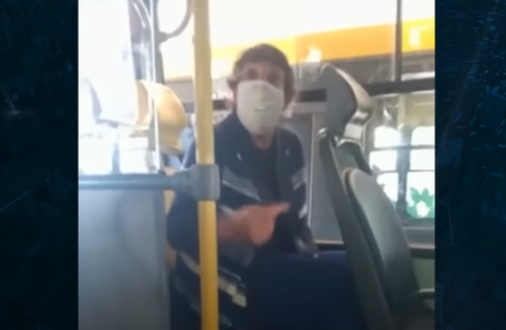 Idosa é presa por injúria racial após ofender cobradora e passageira em ônibus