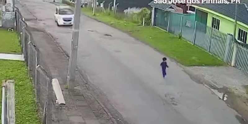 Vídeo mostra crianças de 3 anos fugindo de creche e correndo no meio da rua