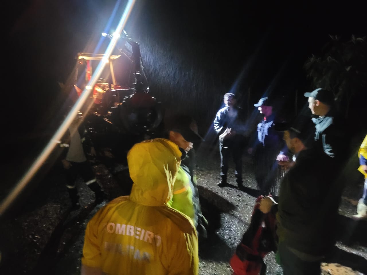homem fica ilhado sobre caminhão em Tangará (2)