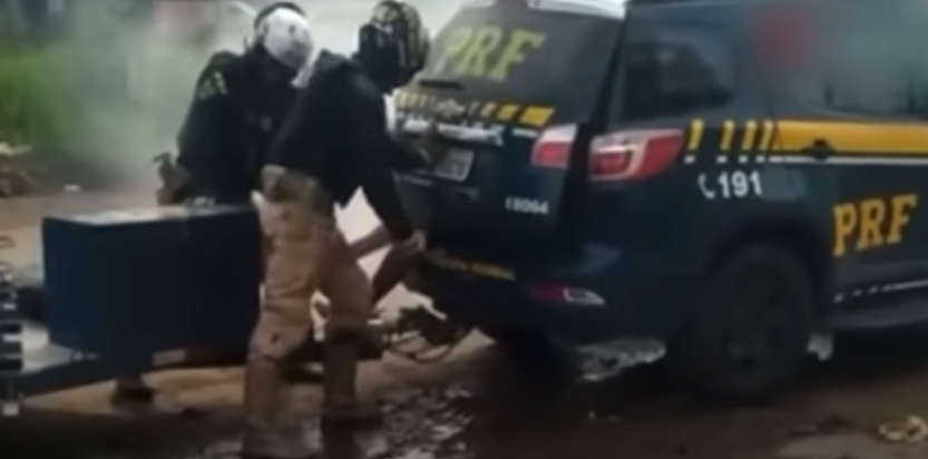 Policiais são flagrados usando gás para torturar homem esquizofrênico