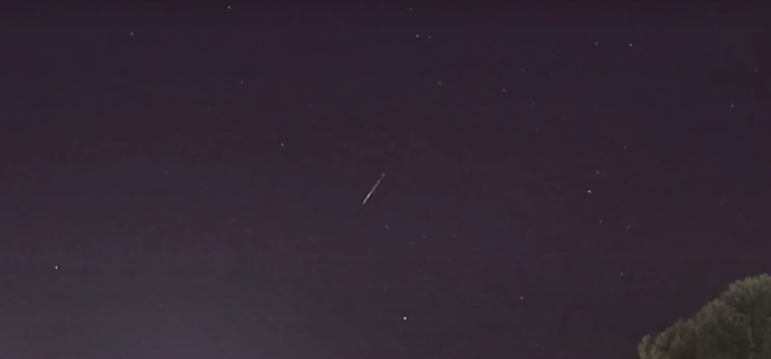 Chuva de meteoros é vista em SC; fenômeno teve mais de 300 corpos celestes