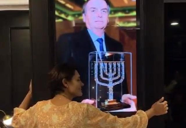 Vídeo: primeira-dama abraça foto do marido em viagem a Israel