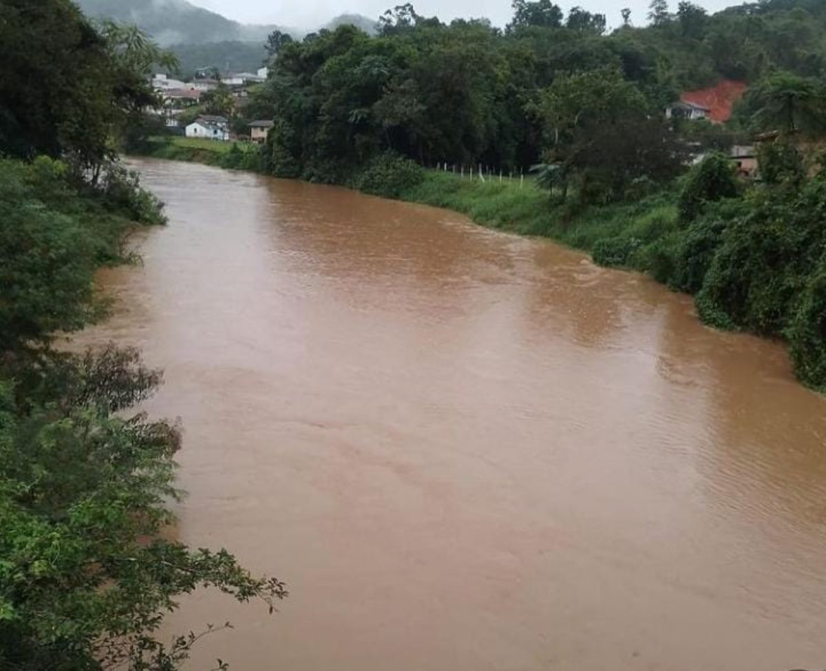 Chuva forte em Santo Amaro da Imperatriz faz rio transbordar e deixa  população em alerta - NSC Total