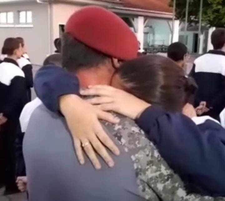 Sargento surpreende filha durante formatura do Colégio Militar Policial de Blumenau