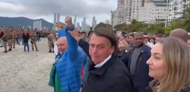 Bolsonaro manda vice-governadora de SC ir para trás em evento