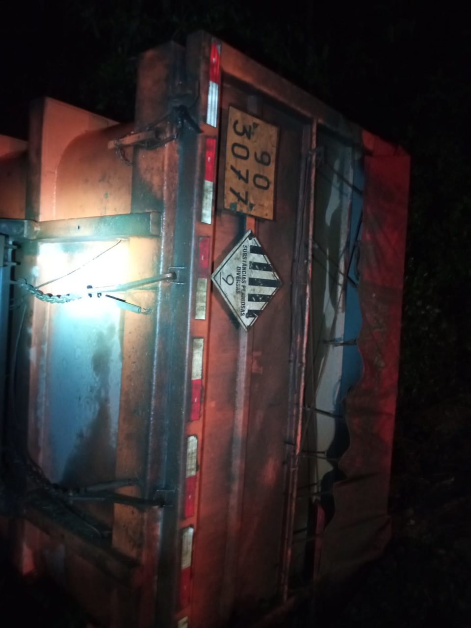 Carreta com substância tóxica ao meio ambiente capota na BR-282