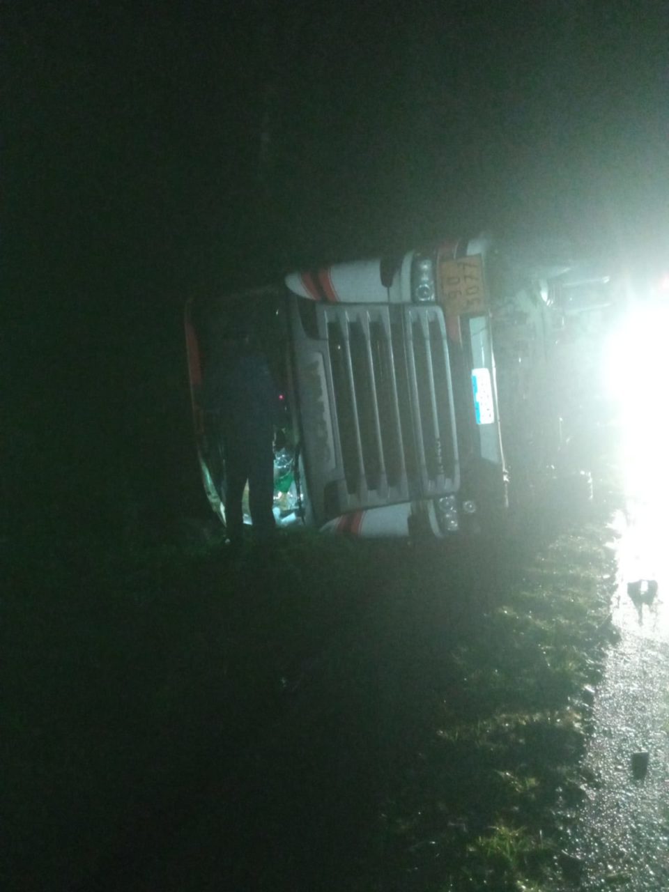 Carreta com substância tóxica ao meio ambiente capota na BR-282