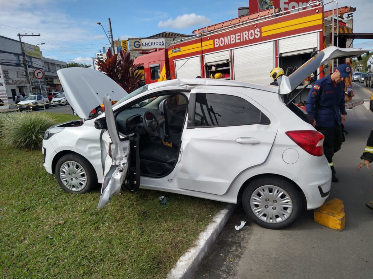 Colisão entre carro e caminhonete é registrada na área Central de Criciúma