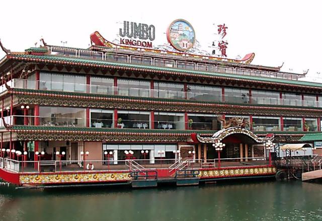 Maior restaurante flutuante do mundo afunda no mar da China