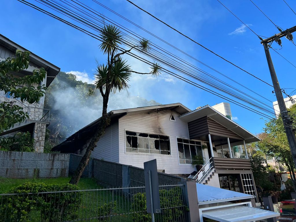 Incendio-atinge-casa-de-madeira-em-Joacaba-veja-imagens-4