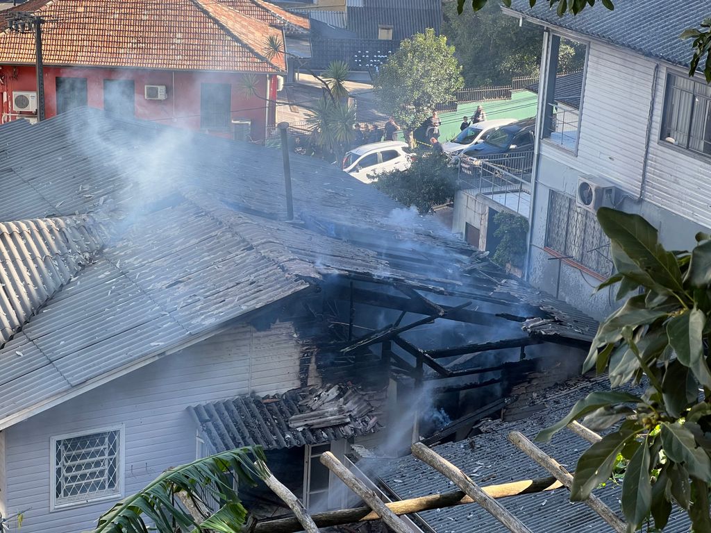 Incendio-atinge-casa-de-madeira-em-Joacaba-veja-imagens-4