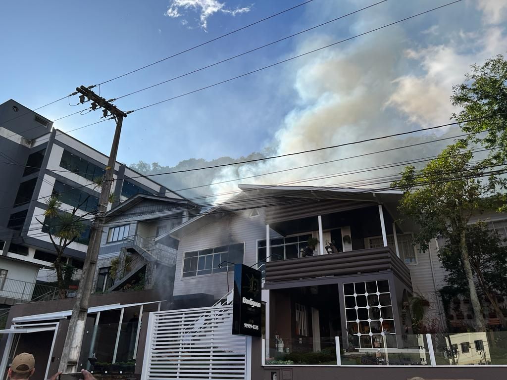Incendio-atinge-casa-de-madeira-em-Joacaba-veja-imagens-4