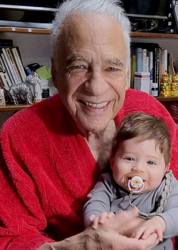 Pai aos 83 anos, homem grava mensagens para filho recém-nascido