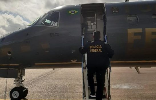 PF transporta restos mortais de indigenista e jornalista mortos no AM